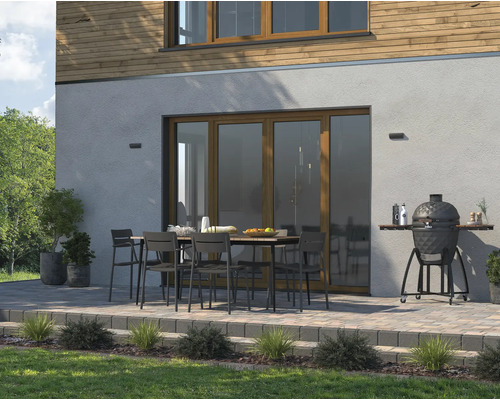 Terasa cu masă de grădină, scaune și grătar ceramic lângă casă