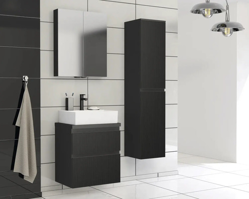 Baie cu lavoar, dulap cu oglindă și dulap înalt