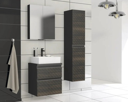 Baie modernă cu lavoar, dulap cu oglindă și dulap înalt în decor de lemn închis