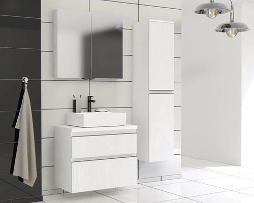 Baie modernă cu lavoar, dulap cu oglindă și dulap înalt