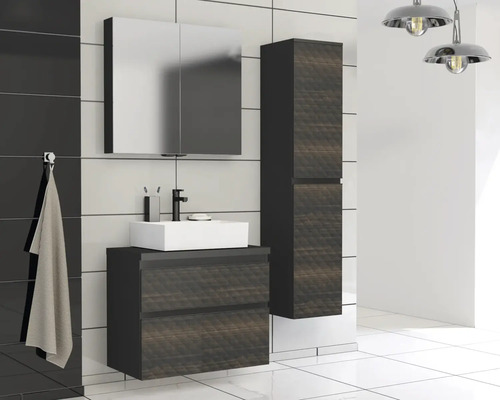 Baie modernă cu lavoar, dulap cu oglindă și dulap înalt pentru echipamente și accesorii de baie.