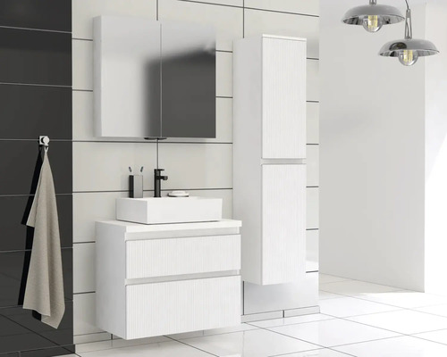 Baie modernă cu lavoar, dulap cu oglindă și dulap înalt