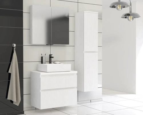 Baie cu lavoar, dulap inferior, dulap cu oglindă și dulap înalt