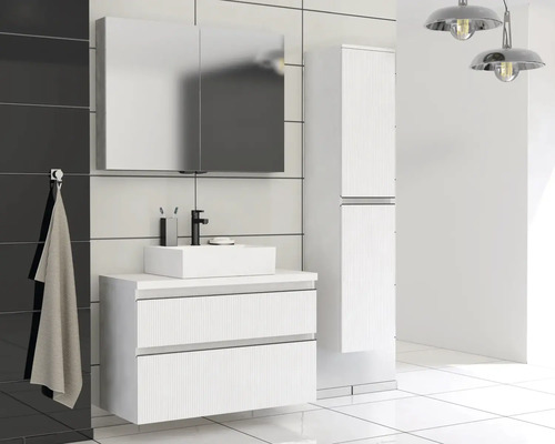 Baie modernă cu lavoar, dulap cu oglindă și dulap înalt