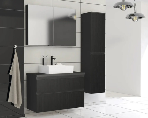 Baie cu dulap de bază pentru lavoar, dulap cu oglindă și dulap înalt cu aspect întunecat și lavoar așezat.