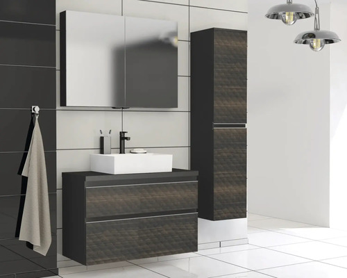 Baie cu lavoar, dulap cu oglindă și dulap înalt cu design modern