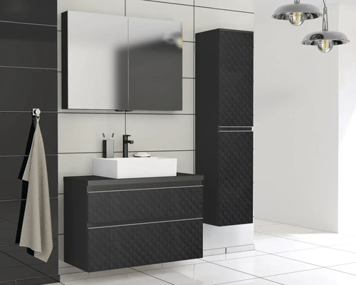 Baie modernă cu lavoar, dulap cu oglindă și dulap înalt de culoare închisă