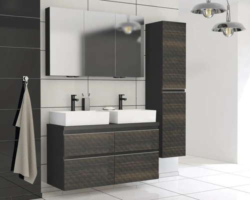 Baie cu dulap de lavoar, dulap cu oglindă și dulap înalt în decor de lemn închis