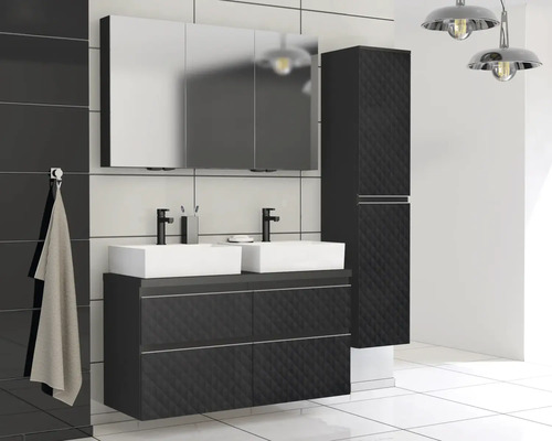 Baie modernă cu lavoar, dulap cu oglindă și dulap înalt