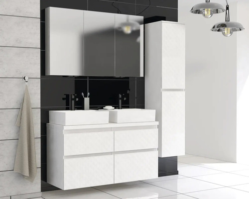 Baie modernă cu dulap de bază alb, două chiuvete de blat, dulap cu oglindă și dulap înalt.