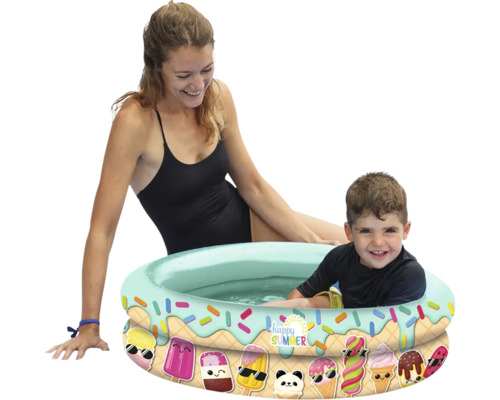 Mamă și copil stropindu-se într-o piscină gonflabilă cu model de înghețată