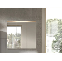 Dulap cu oglindă în baie, cu mai multe uși pe perete.