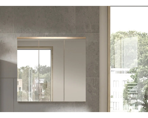 Dulap cu oglindă în baie, cu mai multe uși pe perete.