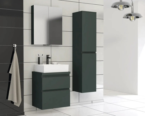 Baie modernă cu dulap sub chiuvetă, dulap cu oglindă și dulap înalt pentru un decor elegant