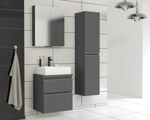 Baie cu dulap de bază pentru lavoar, dulap cu oglindă și dulap înalt într-un design modern.