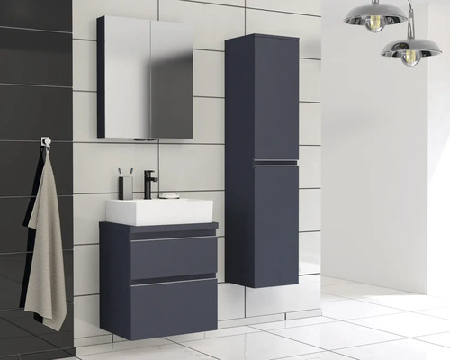 Baie modernă cu lavoar, dulap cu oglindă și dulap înalt