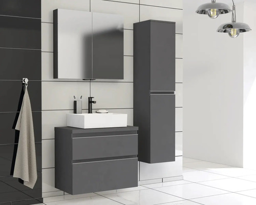 Baie modernă cu dulap sub lavoar, dulap cu oglindă și dulap înalt