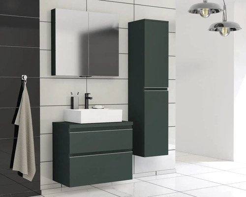 Baie cu lavoar, dulap cu oglindă și dulap înalt