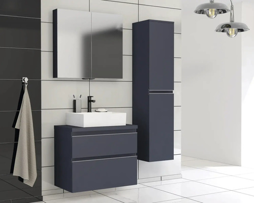 Baie cu lavoar, dulap cu oglindă și dulap înalt în design închis