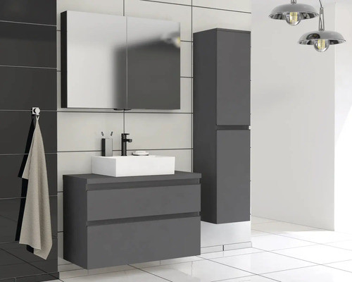 Baie modernă cu dulap de bază pentru lavoar, dulap cu oglindă și dulap înalt