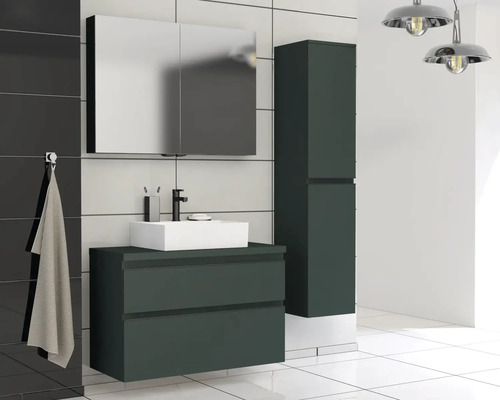 Baie modernă cu dulap de lavoar, dulap cu oglindă și dulap înalt pentru un ambient organizat