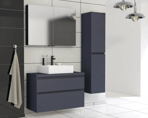 Baie modernă cu dulap de bază pentru lavoar, dulap cu oglindă și dulap înalt