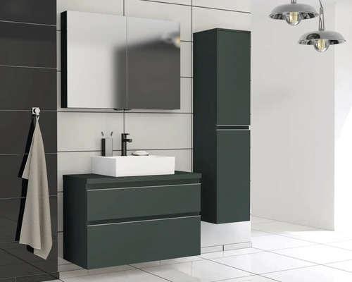 Baie modernă cu dulap de lavoar, dulap cu oglindă și dulap înalt pentru o ambianță elegantă