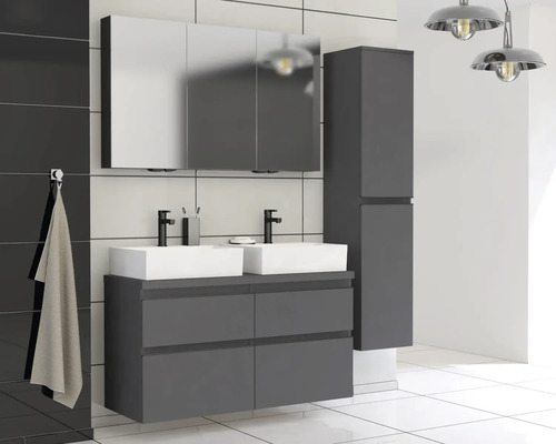 Baie modernă cu chiuvetă dublă, dulap cu oglindă și dulap înalt