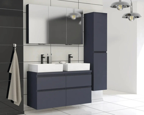 Baie modernă cu lavoar, oglindă, dulap înalt, chiuvete și robinete