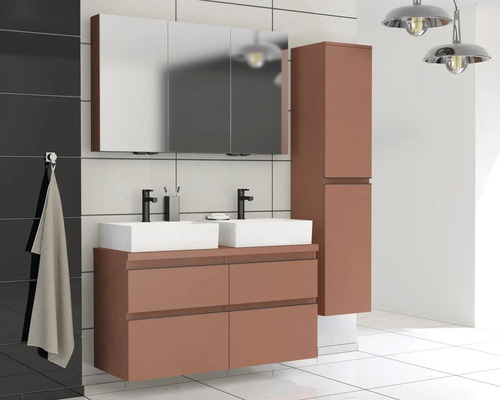 Baie modernă cu lavoar dublu, dulap cu oglindă și dulap înalt pentru o atmosferă organizată și luminoasă.