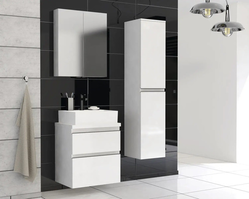 Baie cu dulap sub lavoar, dulap cu oglindă și dulap înalt cu design luminos