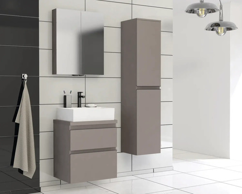 Baie cu dulap sub lavoar, dulap cu oglindă și dulap înalt