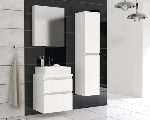 Baie cu dulap sub chiuvetă, dulap cu oglindă și dulap înalt