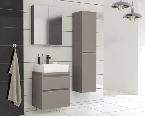 Scenă de baie cu dulap de lavoar, dulap cu oglindă și dulap înalt