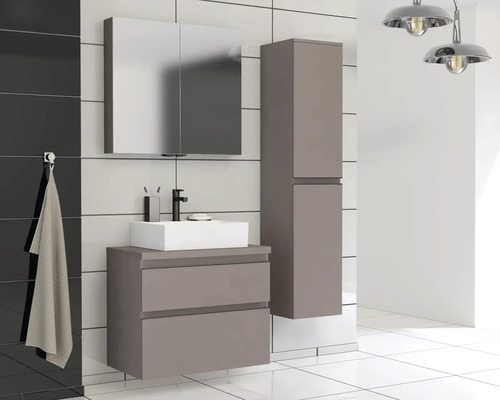 Baie cu lavoar, dulap cu oglindă și dulap înalt