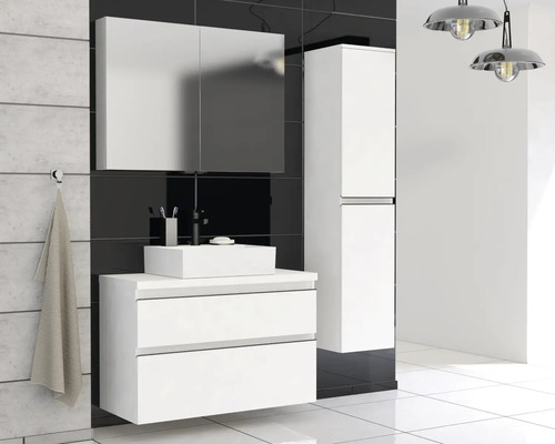 Baie cu lavoar, dulap cu oglindă și dulap înalt