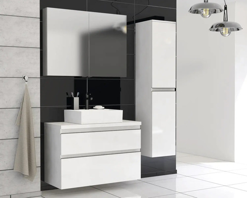 Baie modernă cu lavoar alb, dulap cu oglindă și dulap înalt