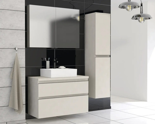 Baie modernă cu dulap de bază pentru lavoar, dulap cu oglindă și dulap înalt pentru o ambianță elegantă