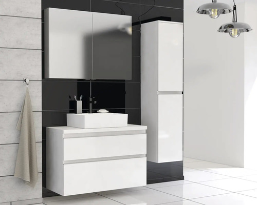 Baie modernă cu lavoar alb, dulap cu oglindă și dulap înalt