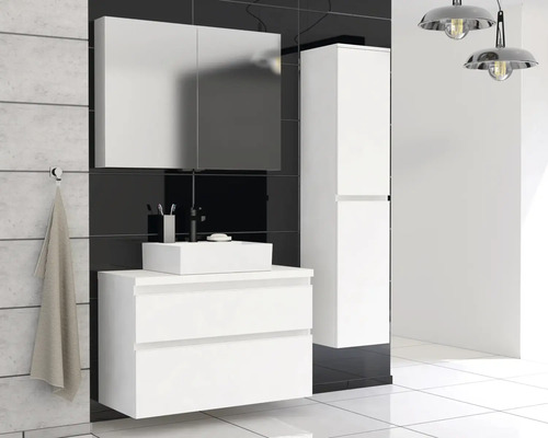 Baie modernă cu dulap de bază alb pentru lavoar, dulap cu oglindă și dulap înalt în fața unui perete negru