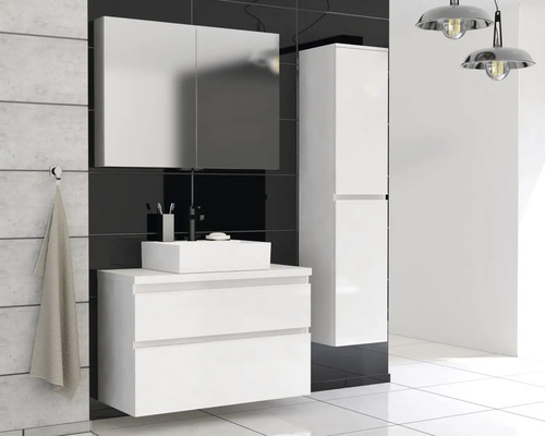 Baie cu dulap de bază pentru lavoar, dulap cu oglindă și dulap înalt în alb