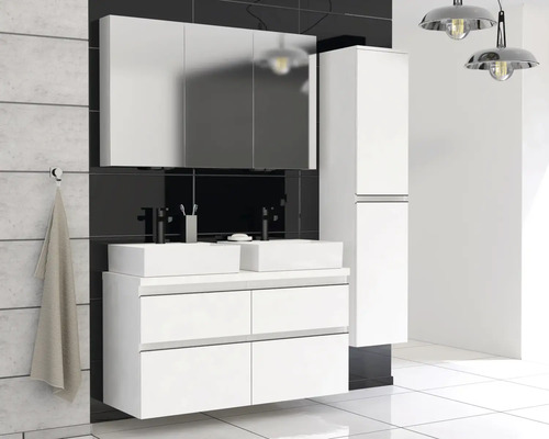 Baie modernă cu dulap de bază alb, două chiuvete montate pe blat, dulap cu oglindă și dulap înalt