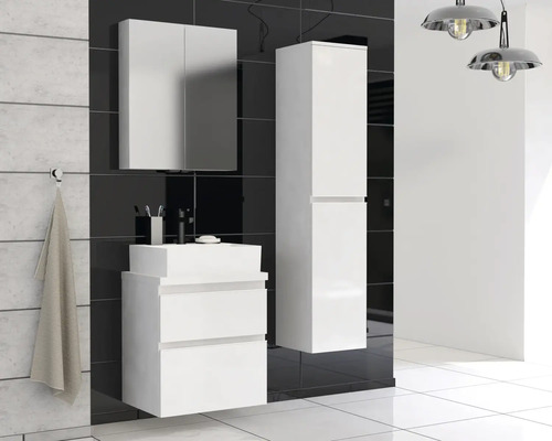 Baie cu lavoar, dulap cu oglindă și dulap înalt, cu design modern