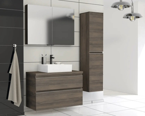 Baie modernă cu dulap de lavoar, lavoar aplicat, dulap cu oglindă și dulap înalt cu aspect de lemn.