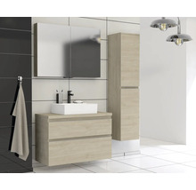 Baie modernă cu dulap de bază pentru lavoar, dulap cu oglindă și dulap înalt cu aspect de lemn