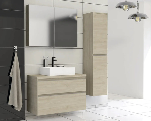 Baie modernă cu dulap de bază pentru lavoar, dulap cu oglindă și dulap înalt cu aspect de lemn