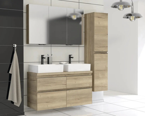 Baie modernă cu lavoar dublu, dulap cu oglindă și dulap înalt cu aspect de lemn