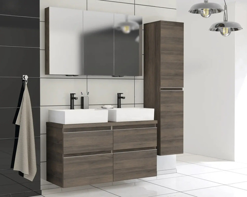 Baie cu lavoar, dulap cu oglindă și dulap înalt cu aspect de lemn