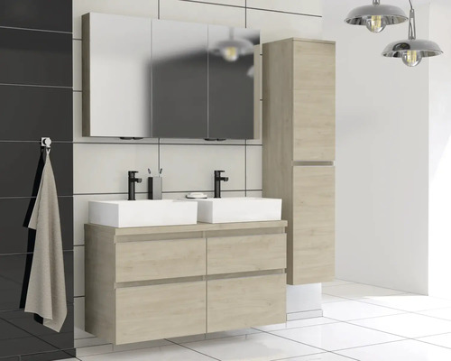 Baie modernă cu chiuvetă dublă, dulap cu oglindă și dulap înalt