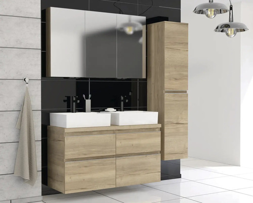 Set de baie modern cu lavoar dublu, dulap cu oglindă și dulap înalt cu aspect de lemn.